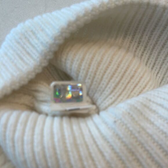 The north face hat white with black tag, excellent condition. - Picture 4 of 6